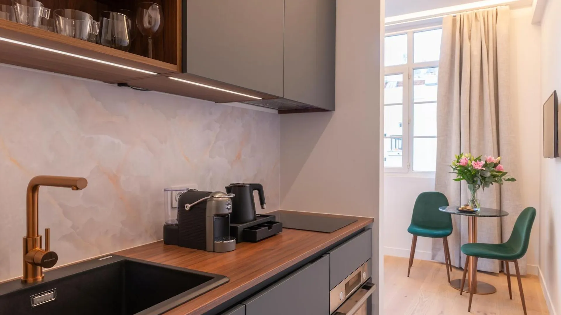 Faubourg Station Apartment *